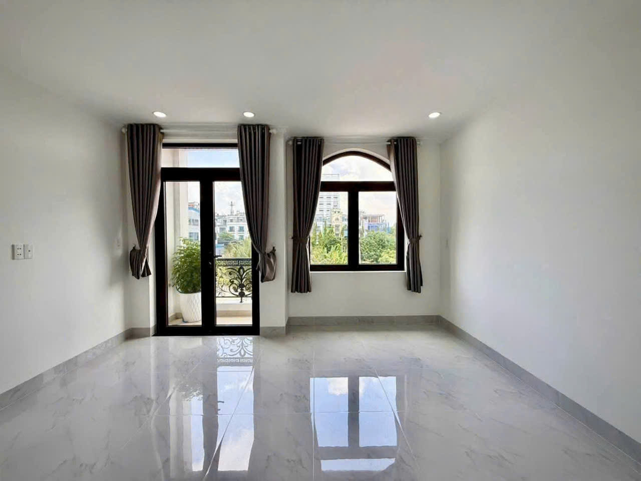 NHÀ PHỐ ĐỒNG BỘ ĐÔNG THẠNH ĐƯỜNG 12M, GARA Ô TÔ, FULL NỘI THẤT – CHỈ 6,5 TỶ! 16022738