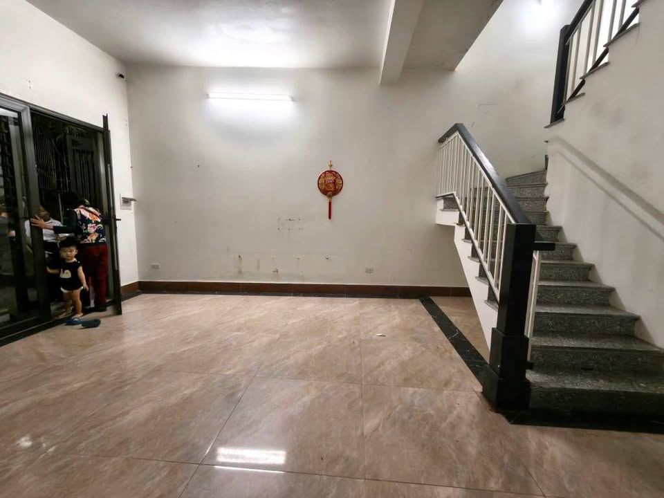 Tìm khách cho nhà nhỏ: 40m2, mt5m, 2T, 2N, lõi Vin Bắc Hồng, 2.4 tỷ.
+ Nằm trung tâm lõi Vin Bắc 16022846