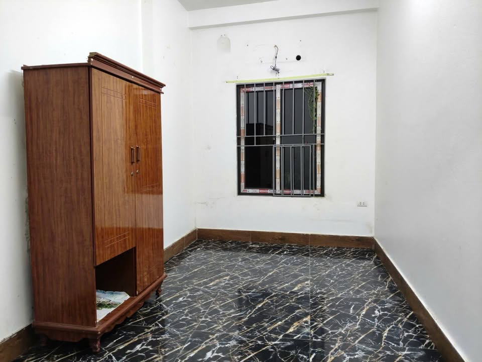 Tìm khách cho nhà nhỏ: 40m2, mt5m, 2T, 2N, lõi Vin Bắc Hồng, 2.4 tỷ.
+ Nằm trung tâm lõi Vin Bắc 16022846