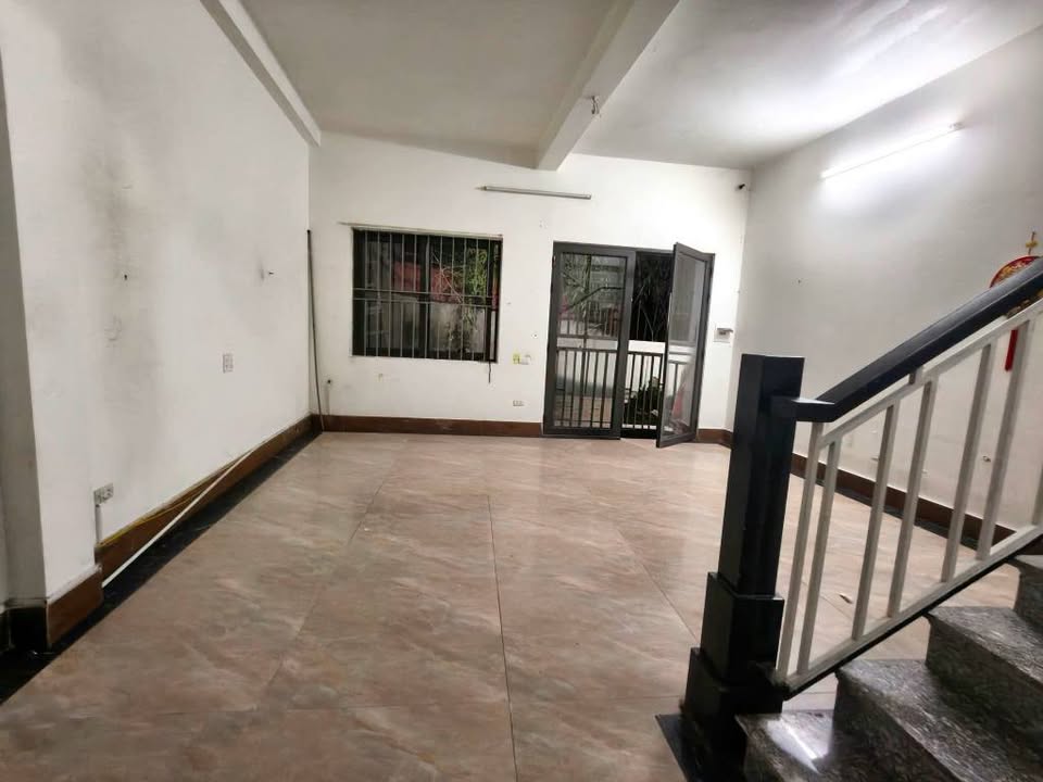 Tìm khách cho nhà nhỏ: 40m2, mt5m, 2T, 2N, lõi Vin Bắc Hồng, 2.4 tỷ.
+ Nằm trung tâm lõi Vin Bắc 16022846