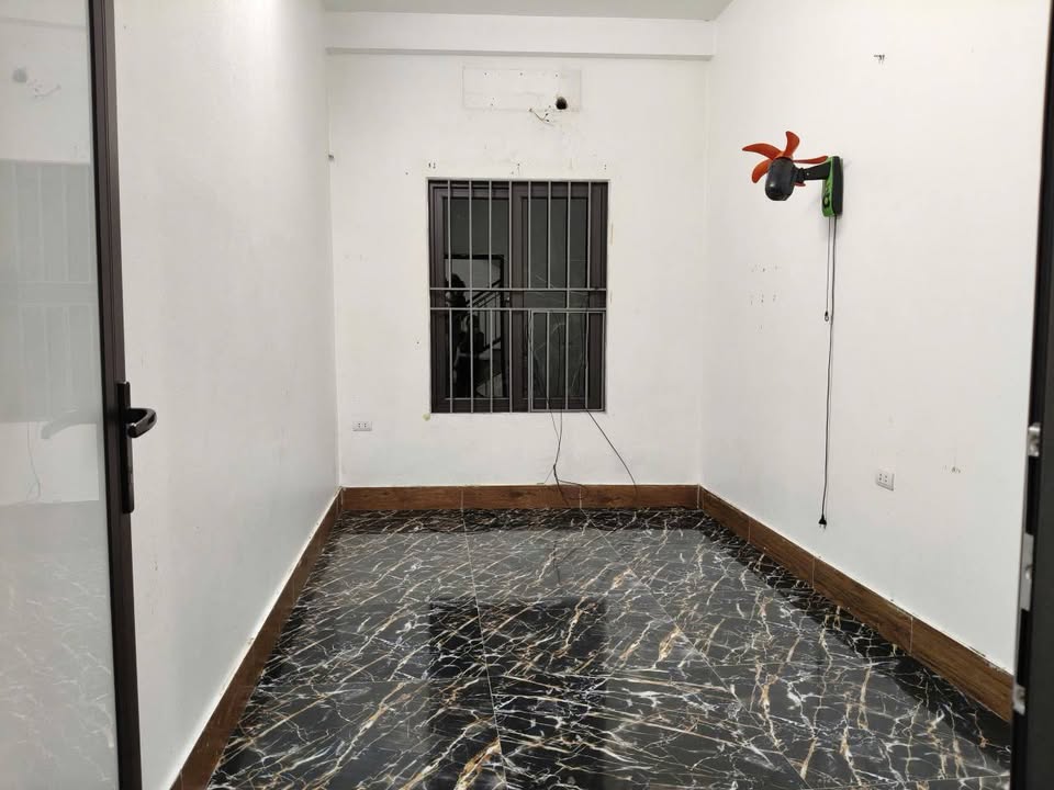 Tìm khách cho nhà nhỏ: 40m2, mt5m, 2T, 2N, lõi Vin Bắc Hồng, 2.4 tỷ.
+ Nằm trung tâm lõi Vin Bắc 16022846