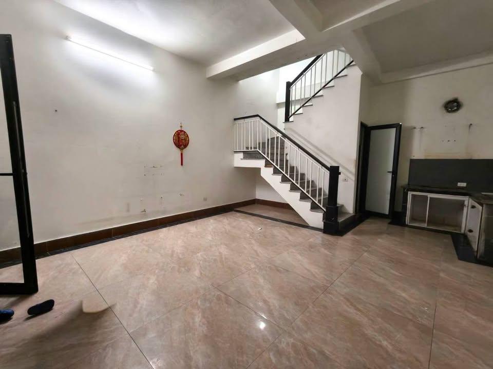 Tìm khách cho nhà nhỏ: 40m2, mt5m, 2T, 2N, lõi Vin Bắc Hồng, 2.4 tỷ.
+ Nằm trung tâm lõi Vin Bắc 16022848