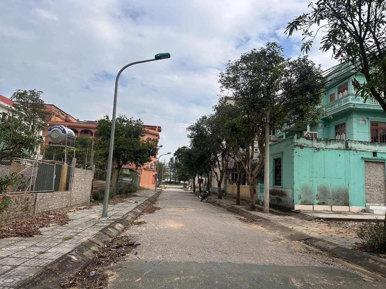 Bán đất tặng khách sạn 3 tầng, gồm 17 phòng, vị trí cực đẹp trên đường Lưu Quang Vũ. 16023248