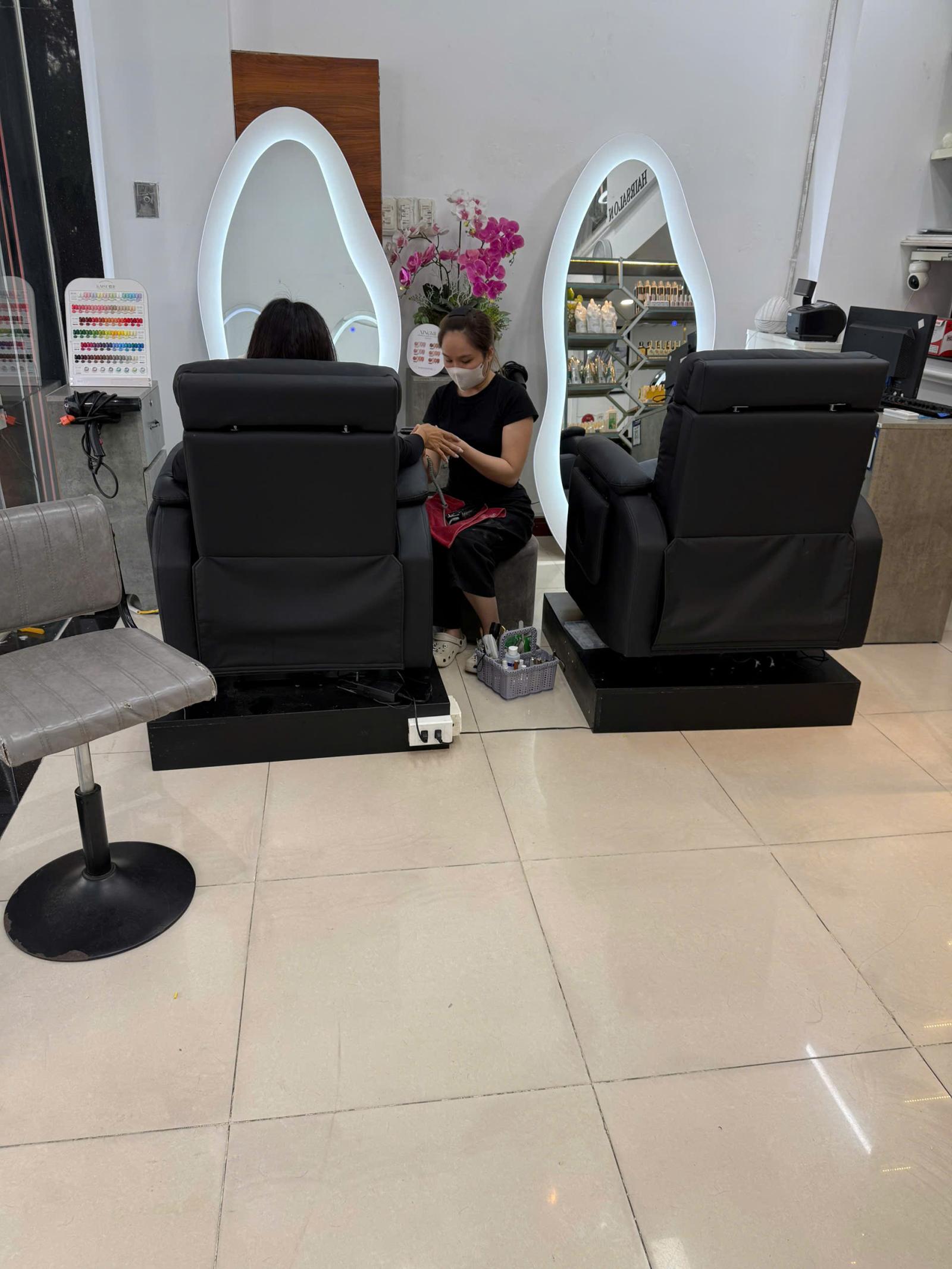 SANG NHƯỢNG SALON TÓC ĐANG HOẠT ĐỘNG ỔN ĐỊNH – GIÁ 250 TRIỆU 16023453