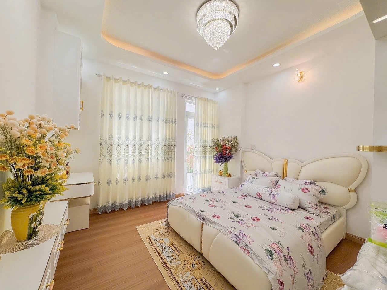 Nhà hẻm xe hơi cạnh vincom Quận 7, 3 tầng, chỉ hơn 8 tỷ, tặng toán bộ nội thất 16023817