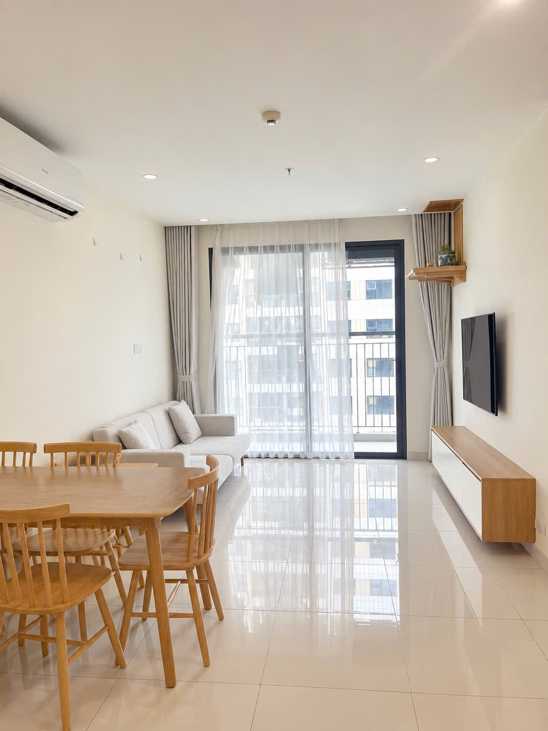 Căn hộ 2 ngủ giá 2.1 tỷ Vinhomes Gia Lâm,sổ đỏ,nội thất đầy đủ 16023997