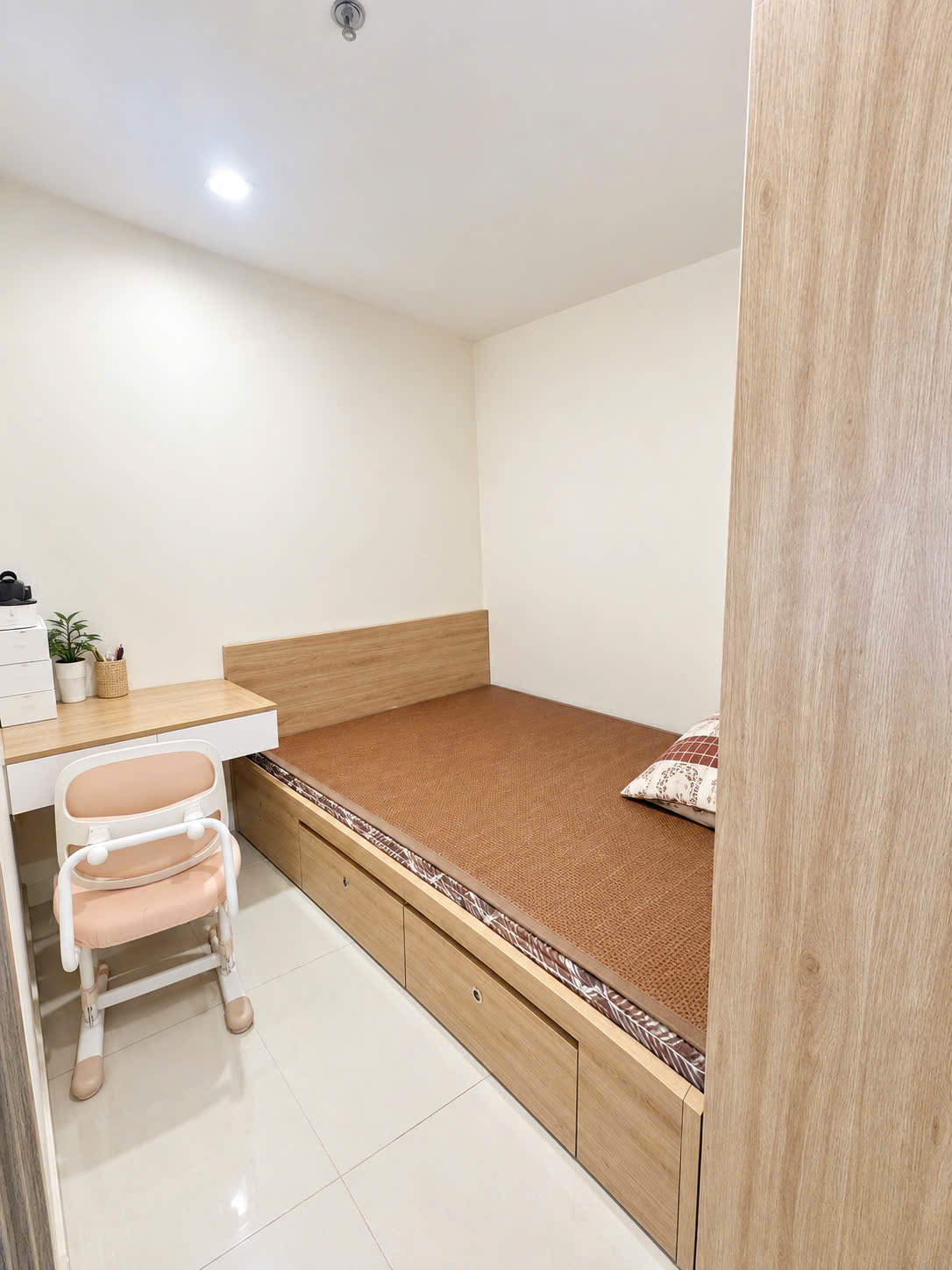 Căn hộ 2 ngủ giá 2.1 tỷ Vinhomes Gia Lâm,sổ đỏ,nội thất đầy đủ 16024001