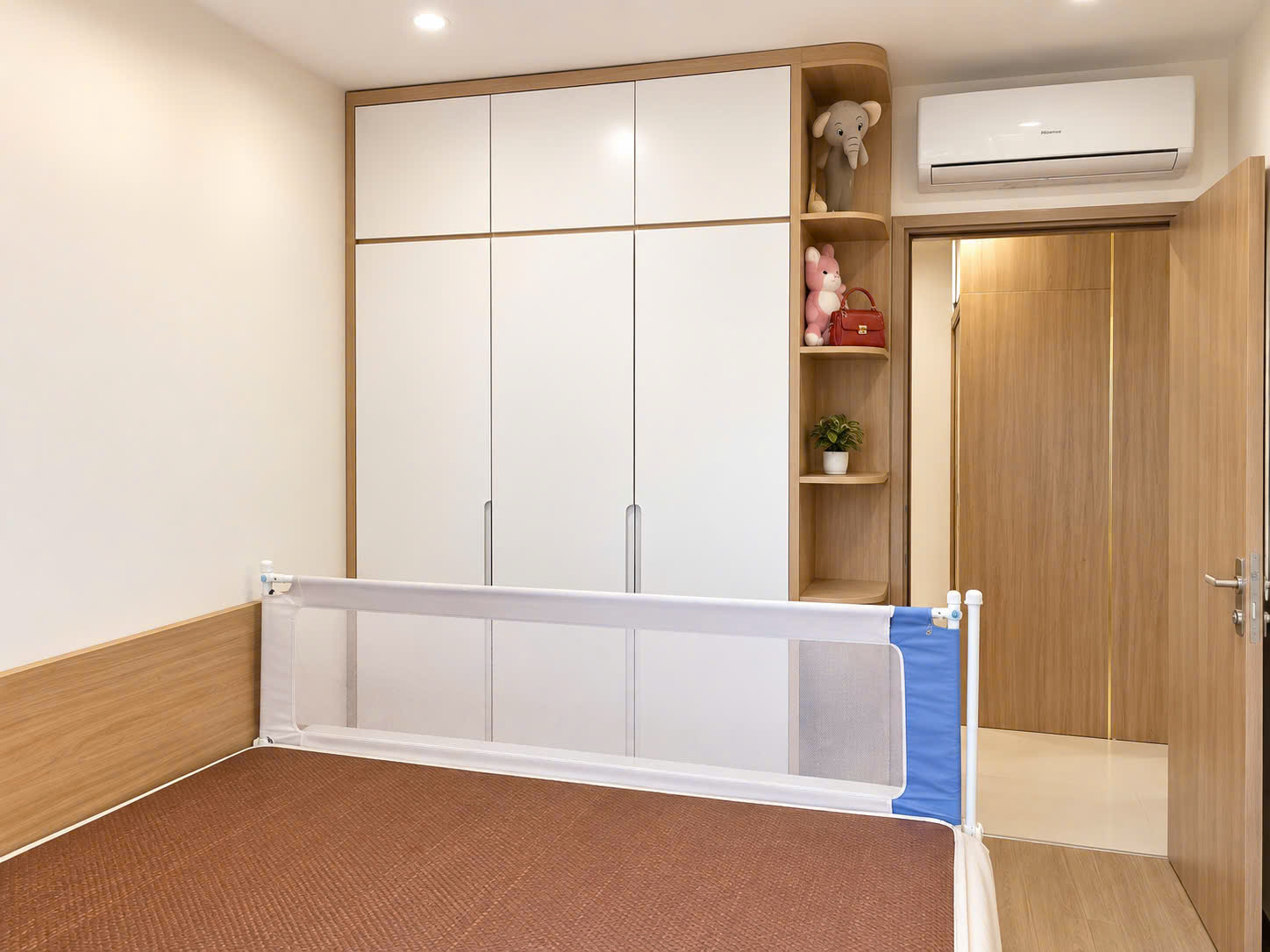 Căn hộ 2 ngủ giá 2.1 tỷ Vinhomes Gia Lâm,sổ đỏ,nội thất đầy đủ 16024007