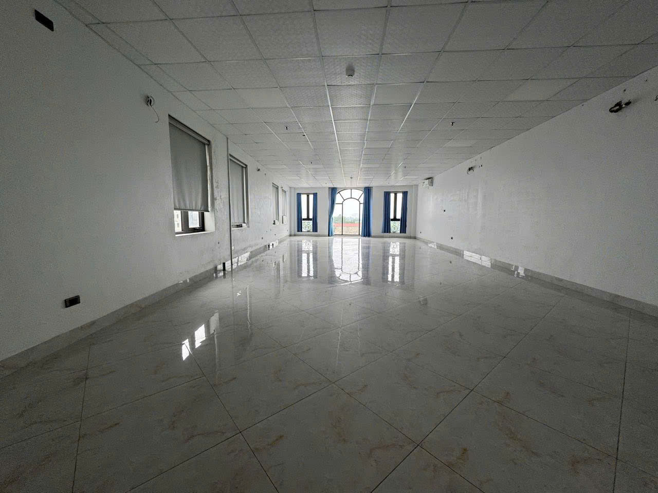 cho thuê tòa nha Nguyên Căn mặt phố Hồng Tiến -118m 6 tầng thang máy 80tr/ tháng 16024975