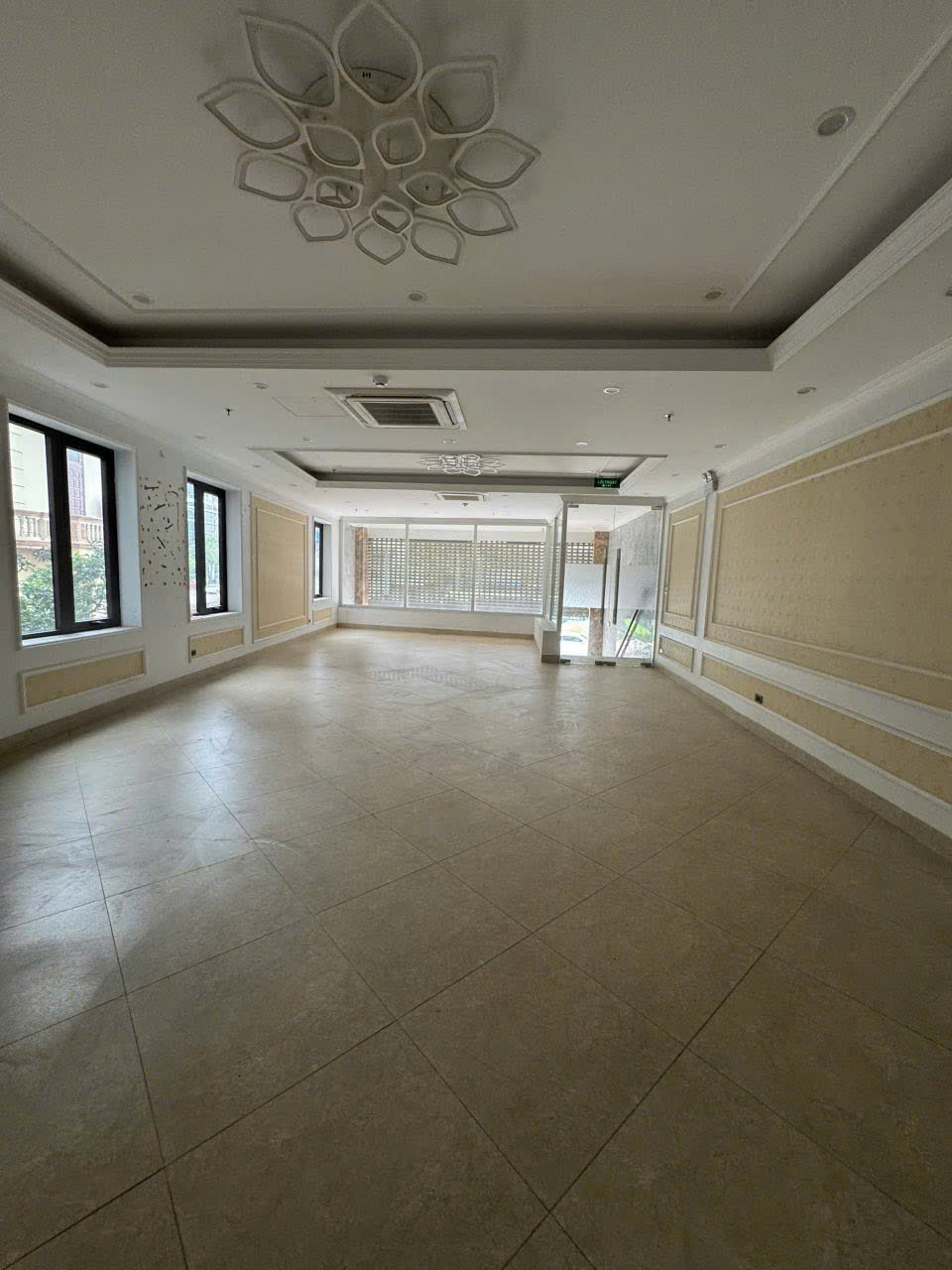 cho thuê tòa nha Nguyên Căn mặt phố Hồng Tiến -118m 6 tầng thang máy 80tr/ tháng 16024977